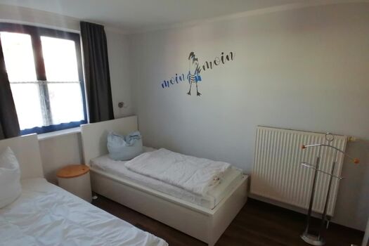 Schlafzimmer mit Einzelbetten und Kleiderschrank