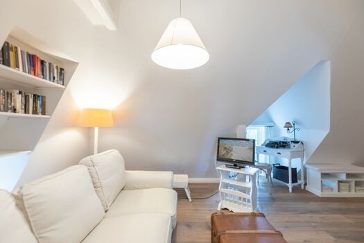 Witthuis - Kleines Schlafzimmer mit gemütlicher Sofaecke und TV