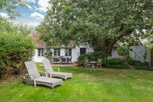 Witthuis - Idyllisches Reetdachhaus mit malerischen Garten 