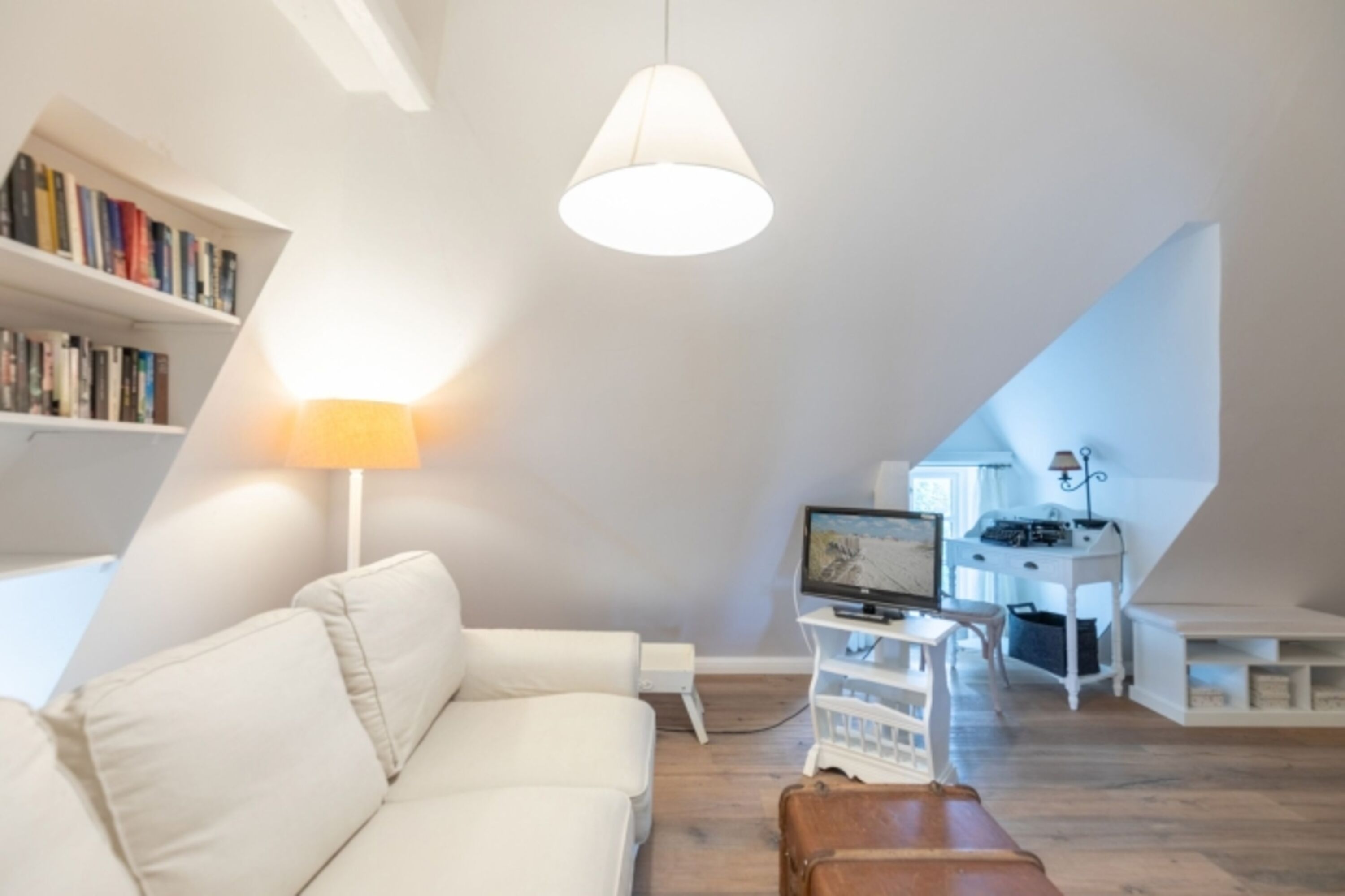 Witthuis - Kleines Schlafzimmer mit gemütlicher Sofaecke und TV