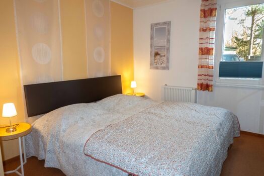 Das Schlafzimmer mit großem Doppelbett