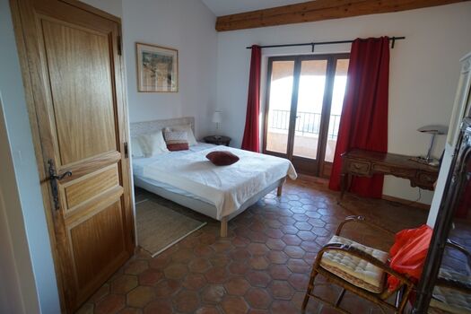 Schlafzimmer oben mit Ausgang zum Balkon