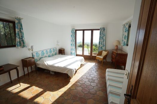 Schlafzimmer unten mit Ausgang zur Terrasse