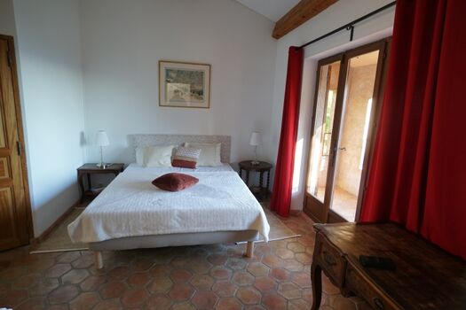 Schlafzimmer oben mit Ausgang zum Balkon