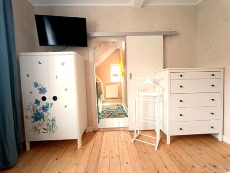 Schlafzimmer 2 mit Blick zum Kinderzimmer