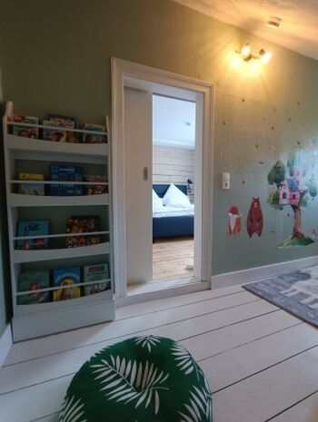 Kinderzimmer 2 mit Blick ins Elternschlafzimmer
