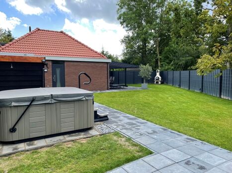 Weg zum Haus mit Platten verlegt 