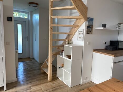 Blick zur Haustür uns Treppe ins Dachgeschoss 