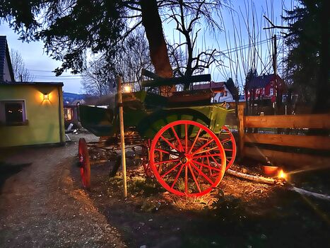 Unsere alte Kutsche bei Nacht angestrahlt