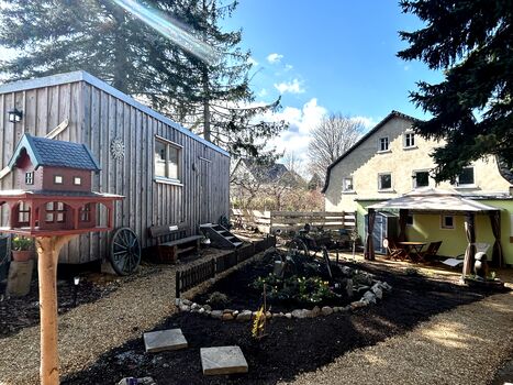 Blick ins Grundstück mit Tiny Haus und Pavillon
