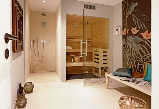 Wellnessbereich mit Sauna im Souterrain