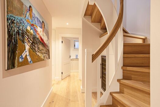 Flur Souterrain mit Weinkühlschrank