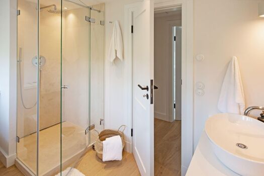 Badezimmer eins im OG