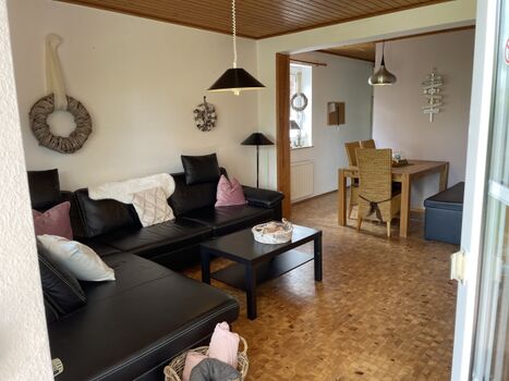 Wohnzimmer mit Esszimmer 