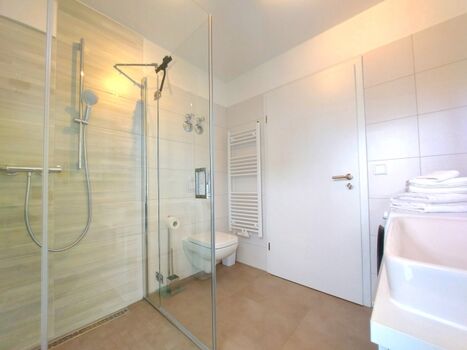 Badezimmer mit Dusche und Waschmaschine 