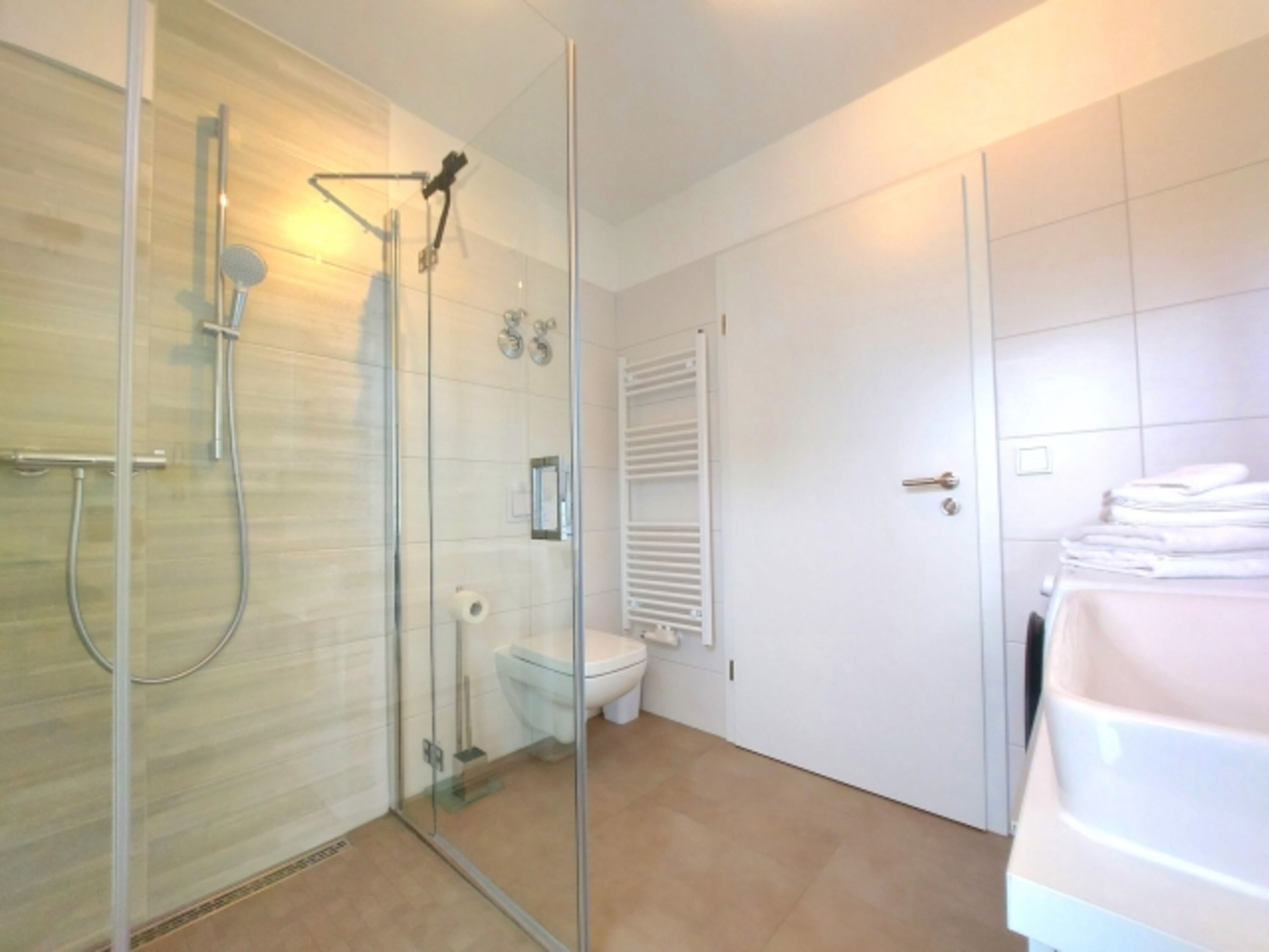 Badezimmer mit Dusche und Waschmaschine 