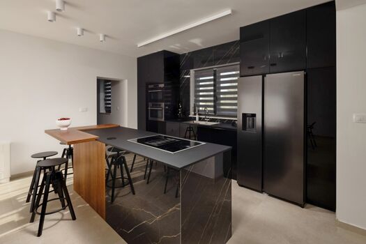 Die Küche ist ausgestattet mit: Kühlschrank mit Eismaschine, Espressomaschine DeLonghi, Mikrowelle, Backofen... und mehr