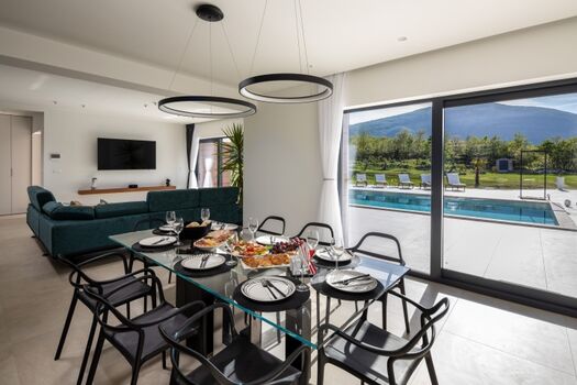 Ein Esstisch für 8 Personen