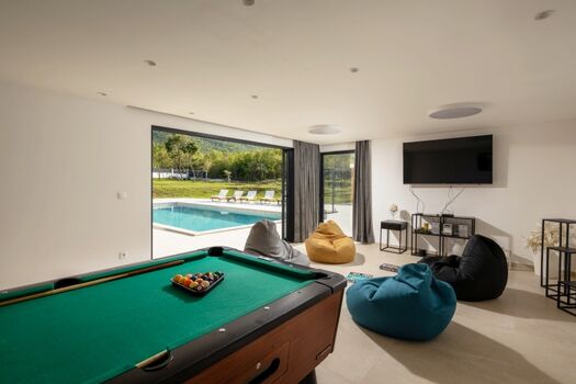 Es gibt ein Spielzimmer mit Billard (ein Billardtisch), einen Flachbildfernseher, Lazy Bags, JGB-Lautsprecher, Klimaanlage und einen direkten Zugang zum Poolbereich