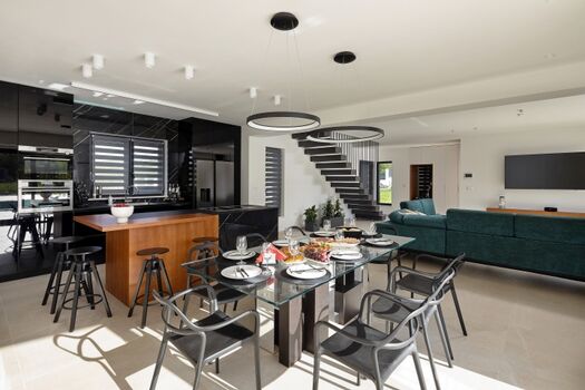 Eine voll ausgestattete Küche mit allen Annehmlichkeiten, die ein moderner Gast für einen sehr komfortablen Aufenthalt benötigt