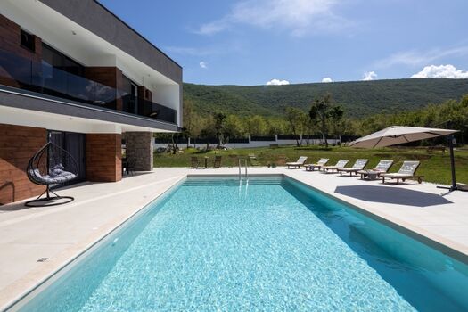 Ein Swimmingpool (66qm) mit einer vollautomatischen Salzelektrolyseanlage