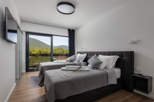 Schlafzimmer Nr. 3 mit zwei Einzelbetten 90 cm x 200 cm, Klimaanlage, TV, en-suite Badezimmer mit Dusche, Balkon