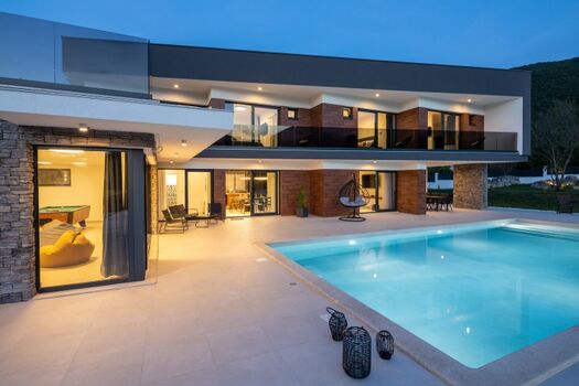 Sorgfältig platzierte Beleuchtung vervollständigt das perfekte Erlebnis dalmatinischer Sommerabende