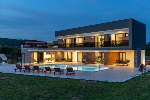 Ein sehr geräumiger Sonnendeckbereich, der mit 6 Liegestühlen, 1 Eierschaukel, einer Schaukel für 2 Personen und einer Lounge-Ecke Privatsphäre für Ihre absolute Entspannung bietet