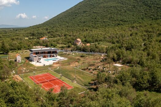 Der Außenbereich bietet auch einen Tennisplatz mit Kunstrasen