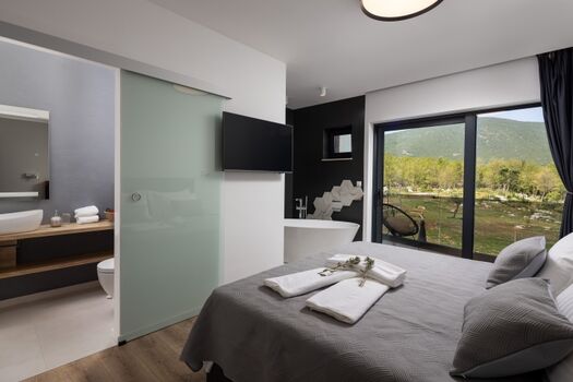 Schlafzimmer Nr. 1 bietet auch einen Fernseher, eine Klimaanlage und einen Balkon