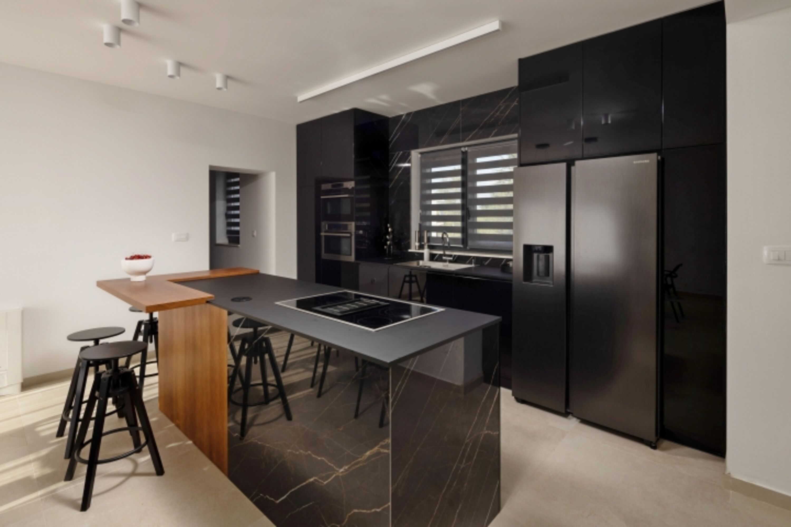 Die Küche ist ausgestattet mit: Kühlschrank mit Eismaschine, Espressomaschine DeLonghi, Mikrowelle, Backofen... und mehr