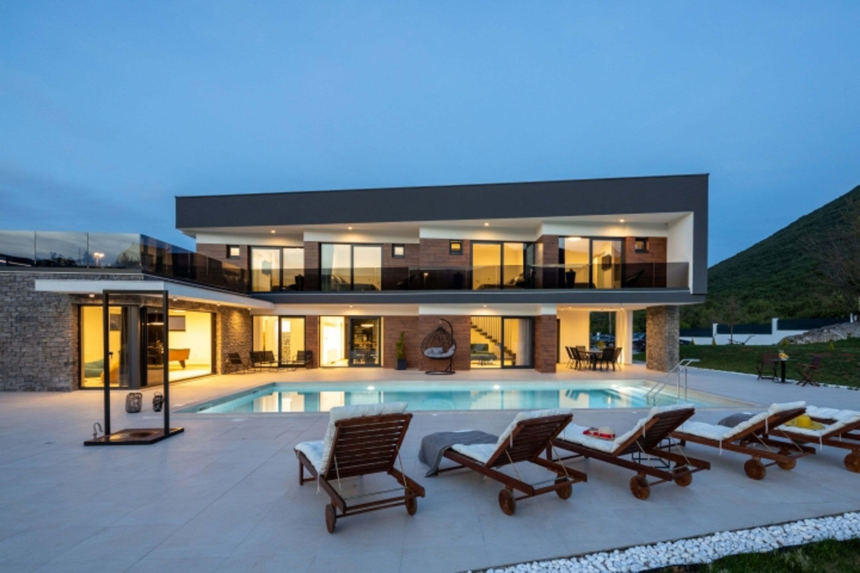 NEU! Villa Nella Foresta mit privatem 66 m² großem beheiztem Pool, Whirlpool, Tennisplatz, Fitnessraum, Billard, 4 Schlafzimmern mit Bad