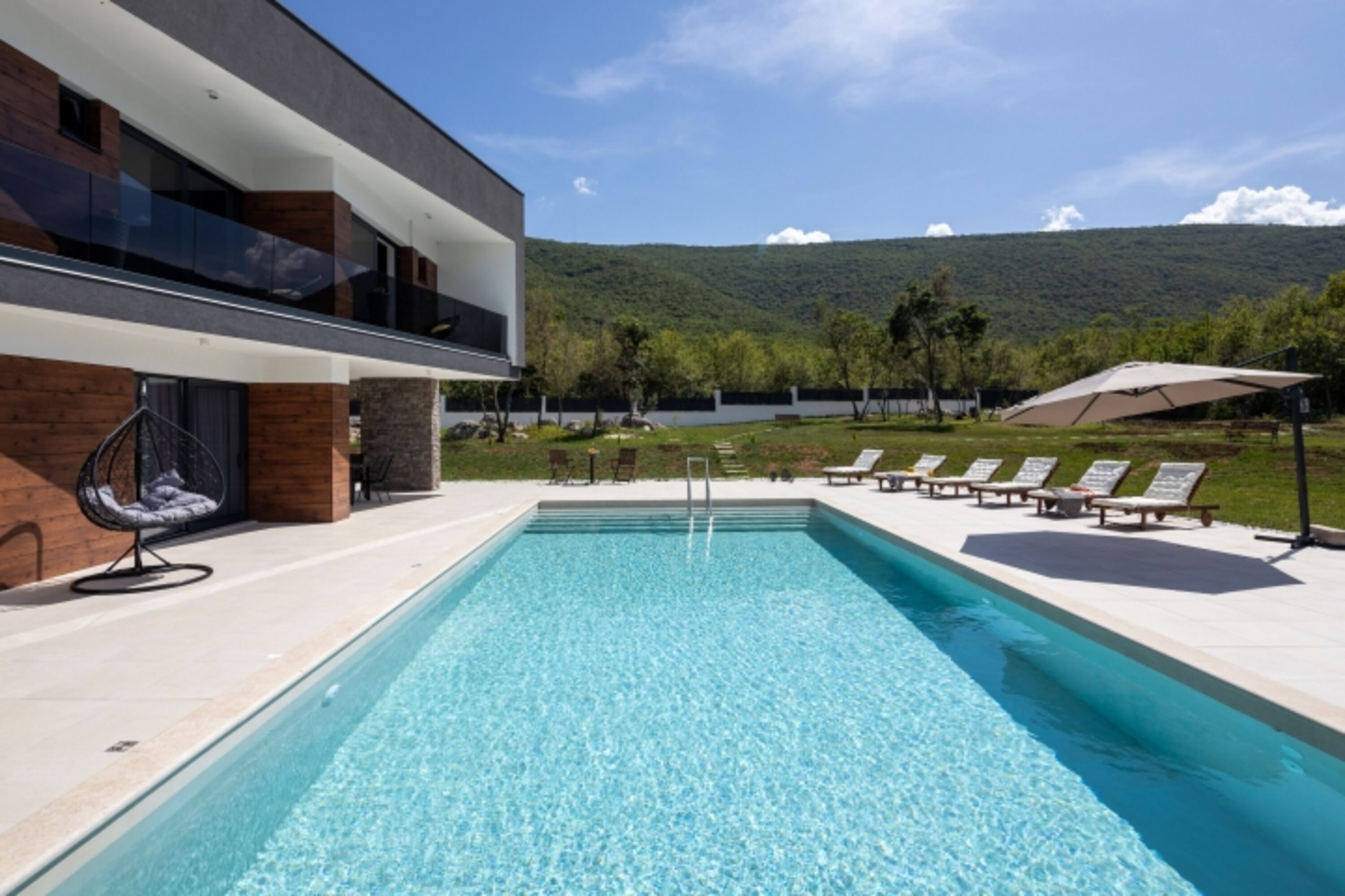 Ein Swimmingpool (66qm) mit einer vollautomatischen Salzelektrolyseanlage