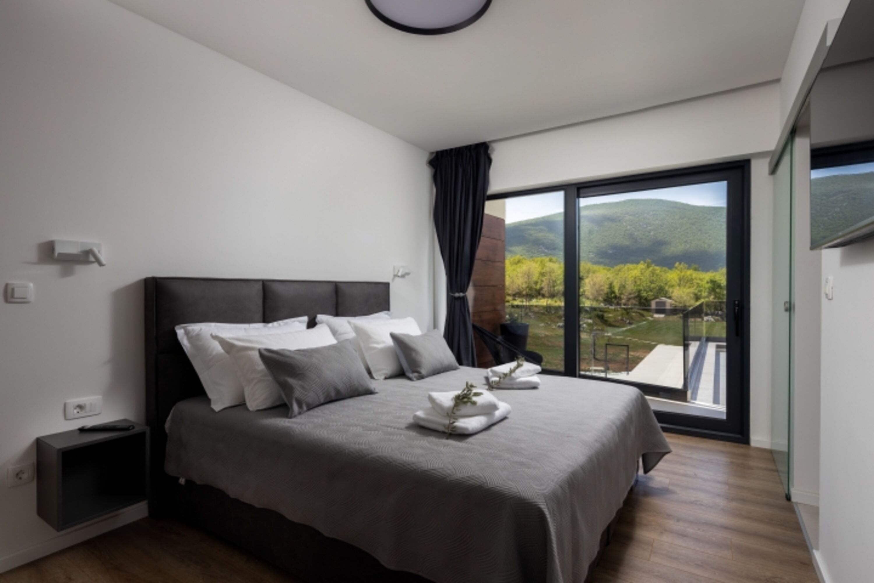 Schlafzimmer Nr. 4 mit Kingsize-Bett 180 cm x 200 cm, Klimaanlage, TV, Bad mit Dusche, Balkon
