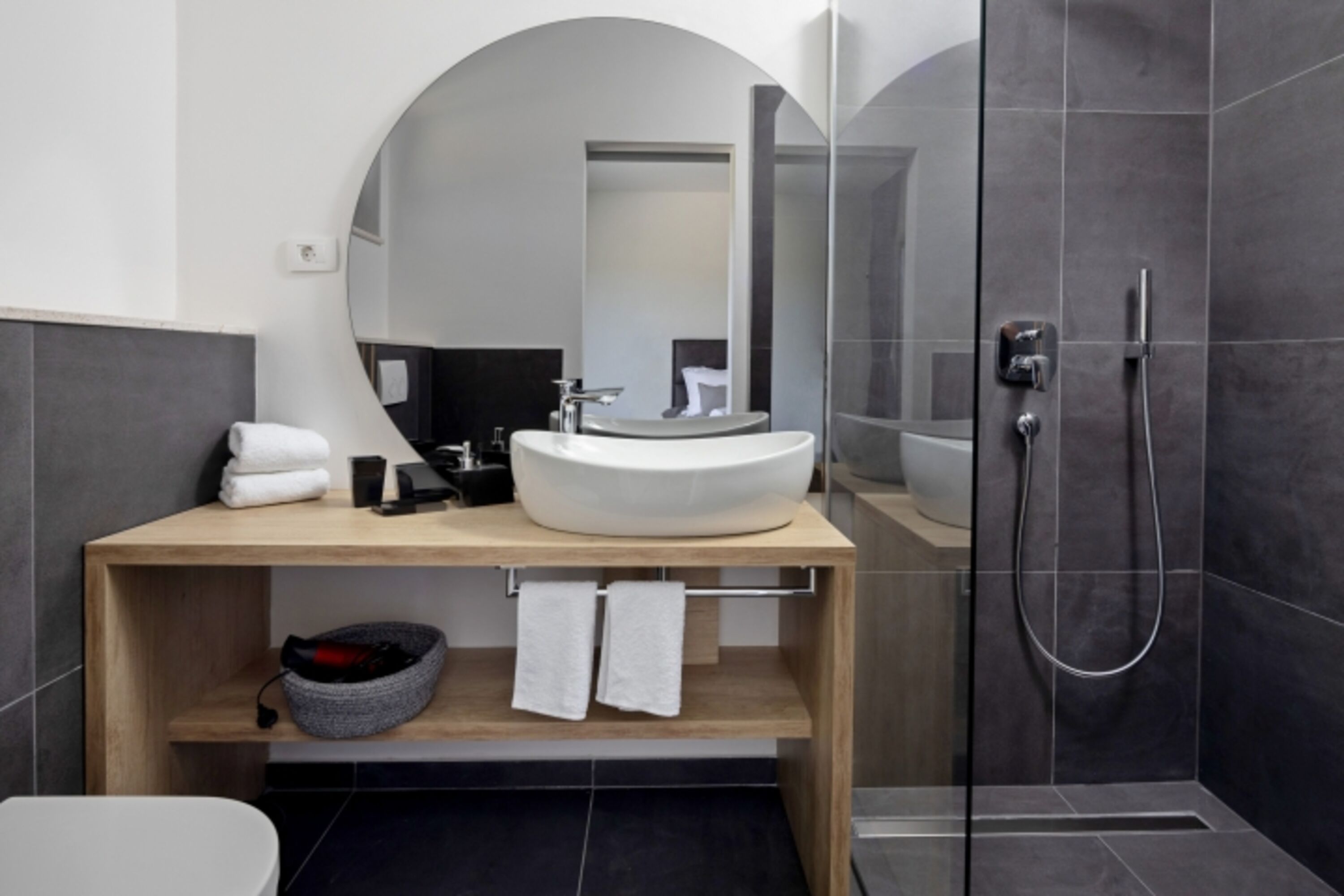 Ein eigenes Badezimmer mit Dusche, Waschbecken und Toilette
