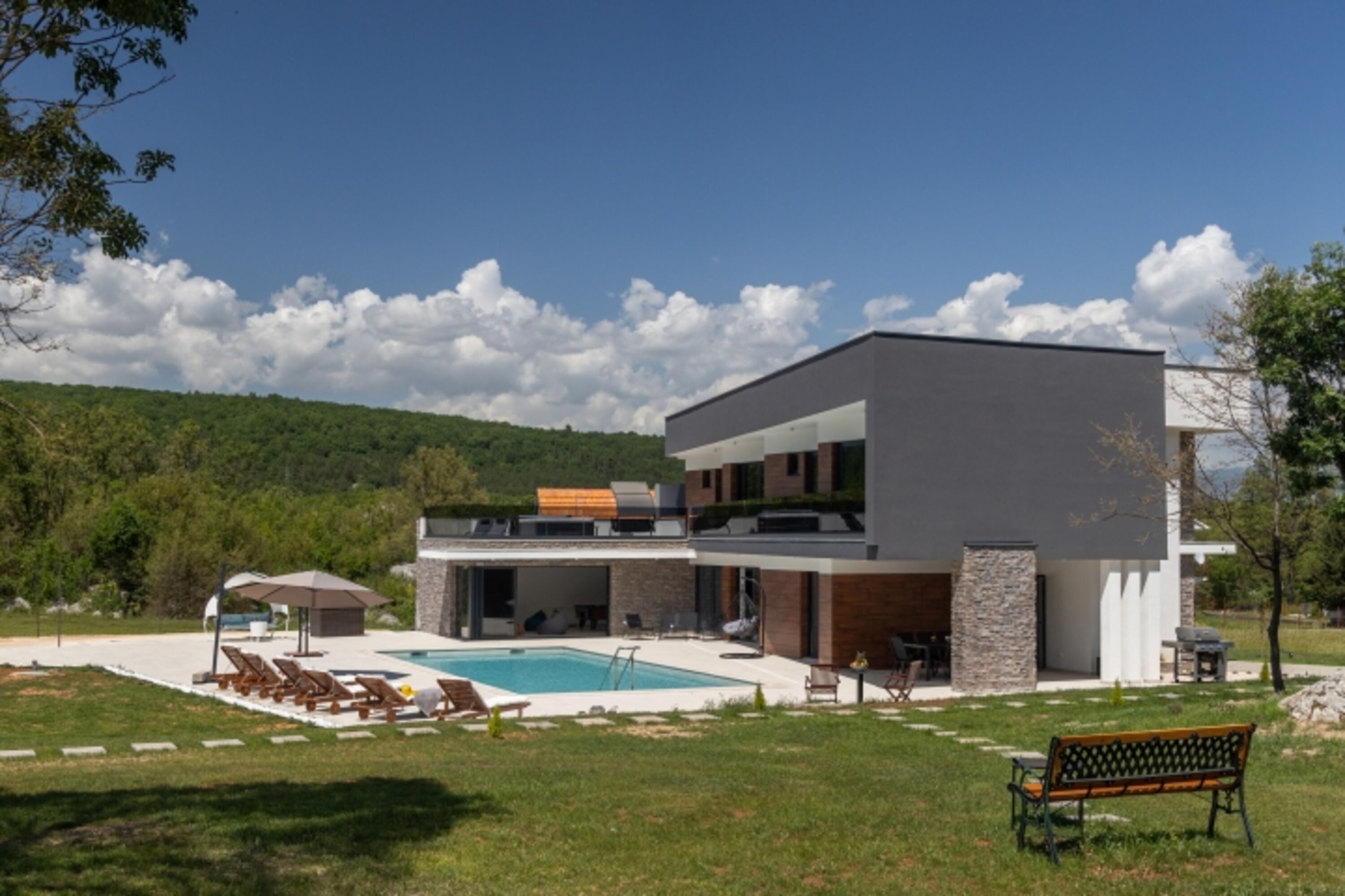 Stilvolle und luxuriöse Privatvilla auf einem 5.500 m² großen Grundstück in natürlicher Umgebung in der Gegend von Sinj