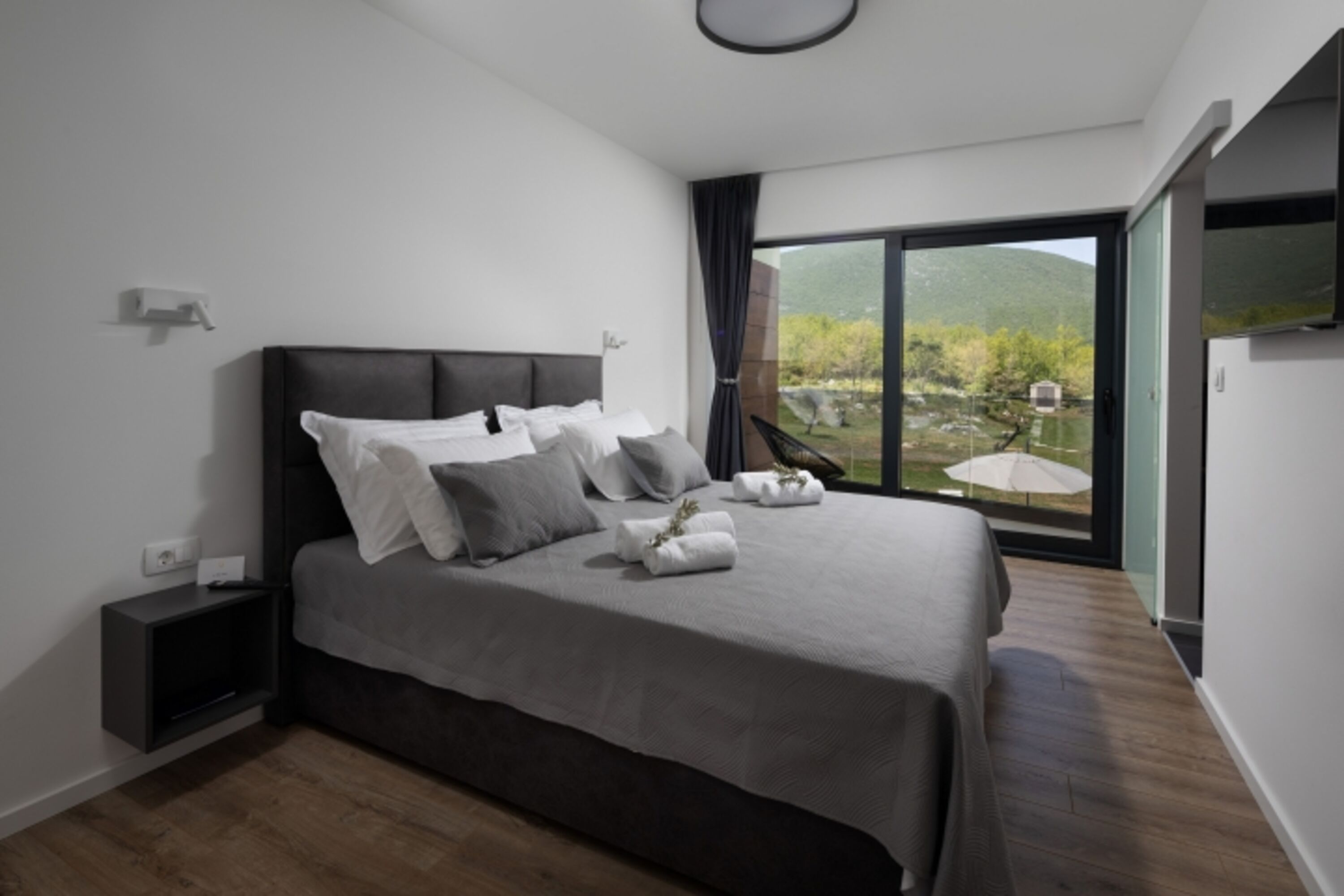 Schlafzimmer Nr. 2 mit einem Kingsize-Bett 180 cm x 200 cm, Klimaanlage, TV, en-suite Badezimmer mit Dusche