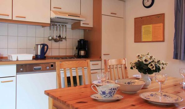 Offene Küche mit Einbauküchenzeile und Esstisch