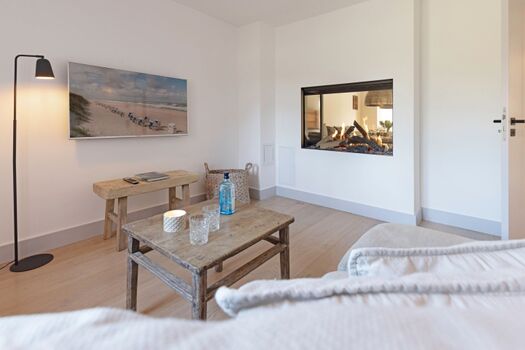 Kaminzimmer mit weiterem Fernseher