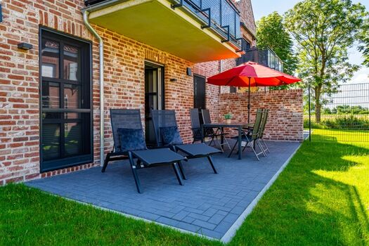 großer eingezäunter Garten mit Terrasse