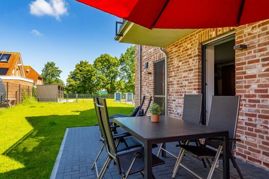 großer eingezäunter Garten mit Terrasse