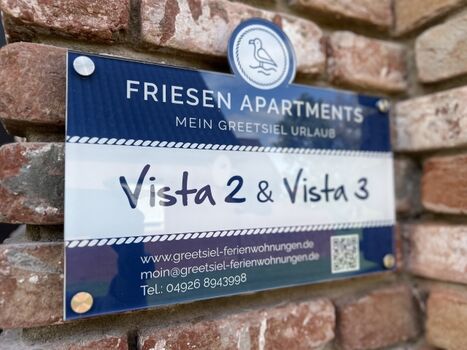 Beschilderung am Gebäude