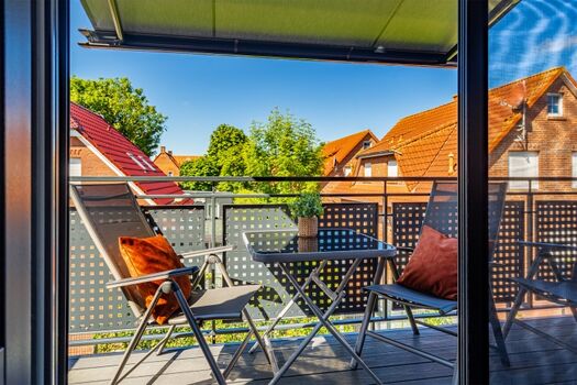  Sonnenbalkon mit Markise