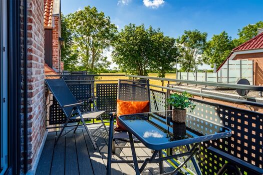  Sonnenbalkon mit Markise