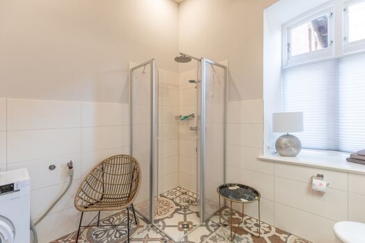 Sophie -  Modernes Badezimmer mit ebenerdiger Wellnessdusche 