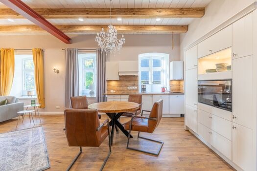 Sophie -Top Moderne Küche mit edlem Esstisch 