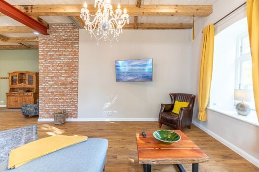 Sophie - Gemütliches Wohnzimmer mit modernem Flat-TV