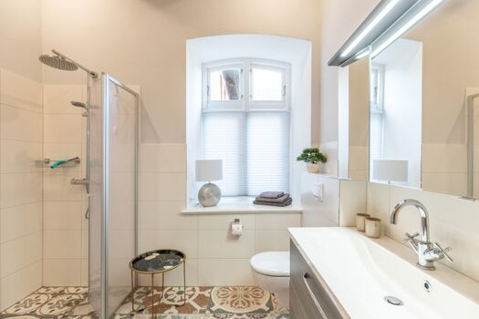 Sophie - Modernes Badezimmer mit ebenerdiger Wellnessdusche 