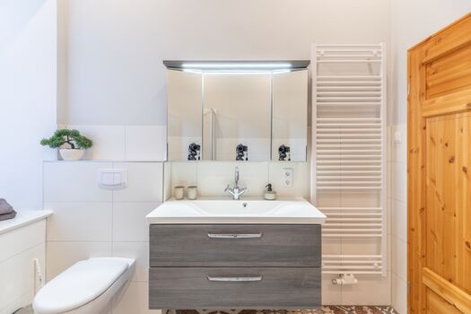 Sophie - Modernes Badezimmer mit Handtuchheizung