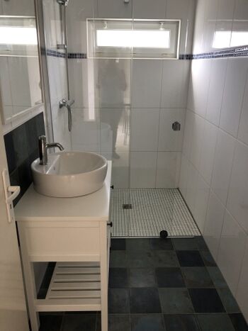 Badezimmer mit bodentiefer Dusche